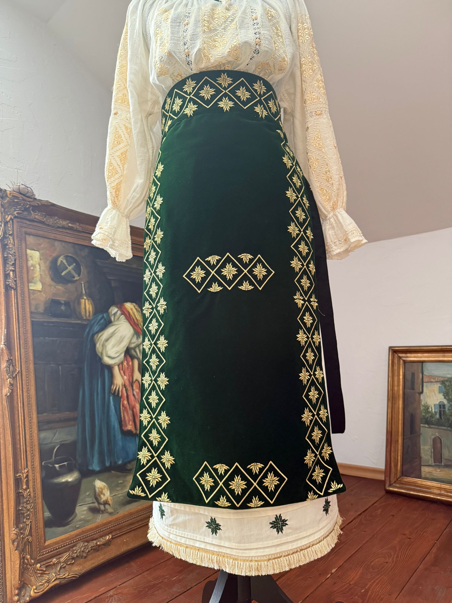 Șorțuri „Steaua cu 16 Țapi” – catifea verde, broderie cu simbol străvechi