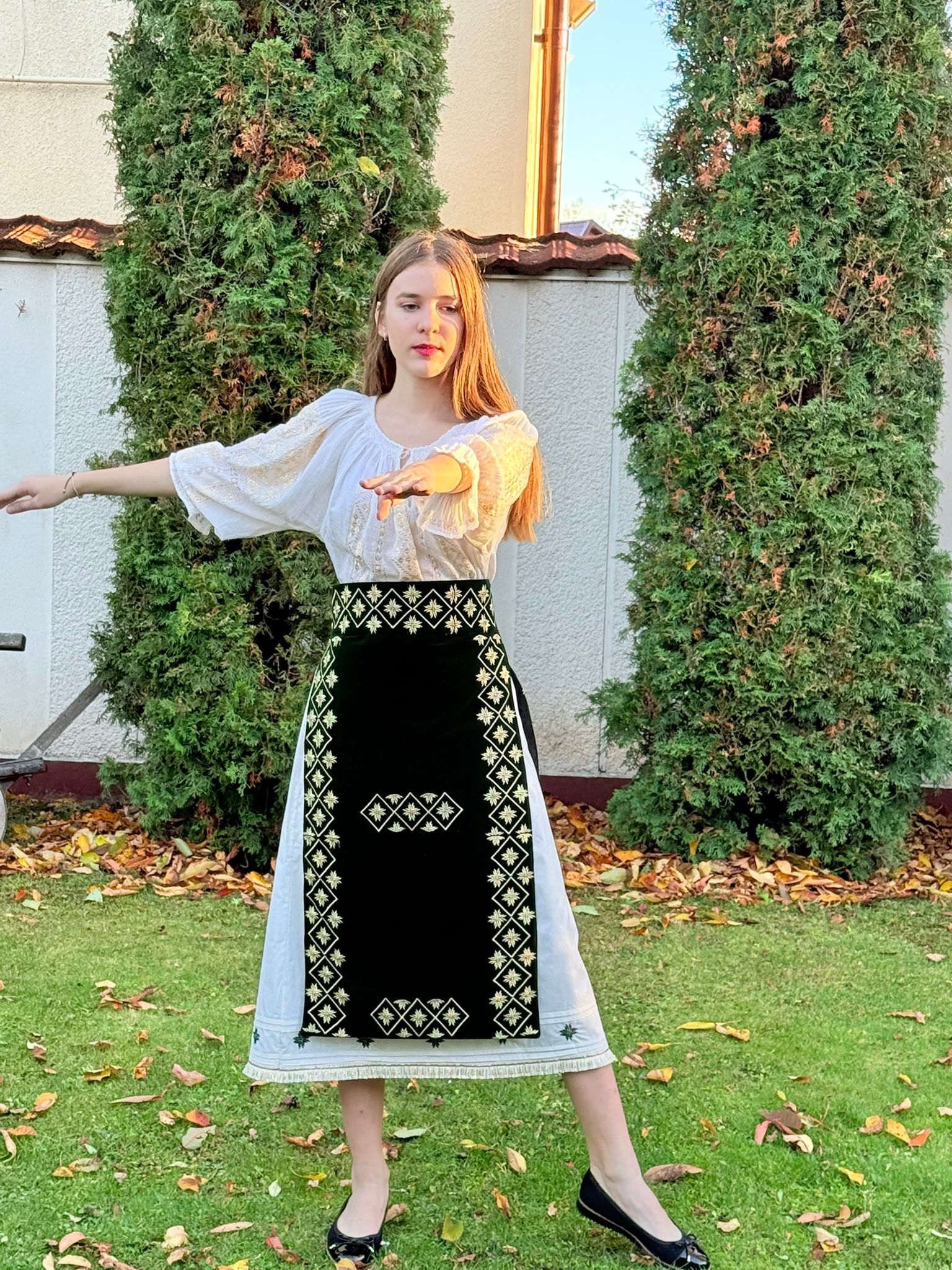 Șorțuri „Steaua cu 16 Țapi” – catifea verde, broderie cu simbol străvechi