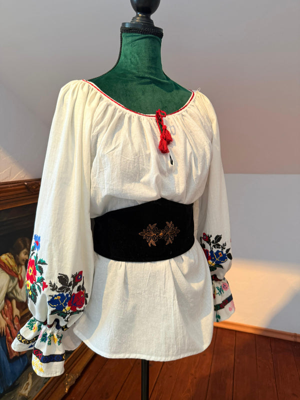 Bluză cu mâneci vintage brodate manual cu flori