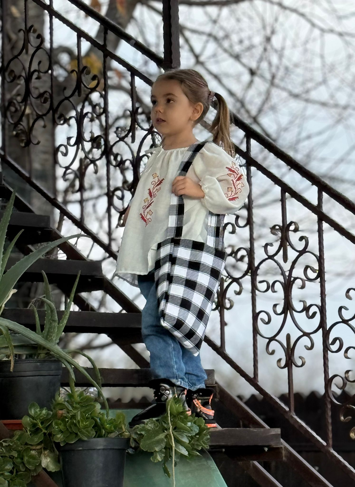 Trăistuță de colind țesută, cu suflet românesc - alb, negru