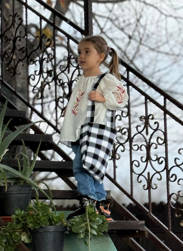 Trăistuță de colind țesută, cu suflet românesc - alb, negru