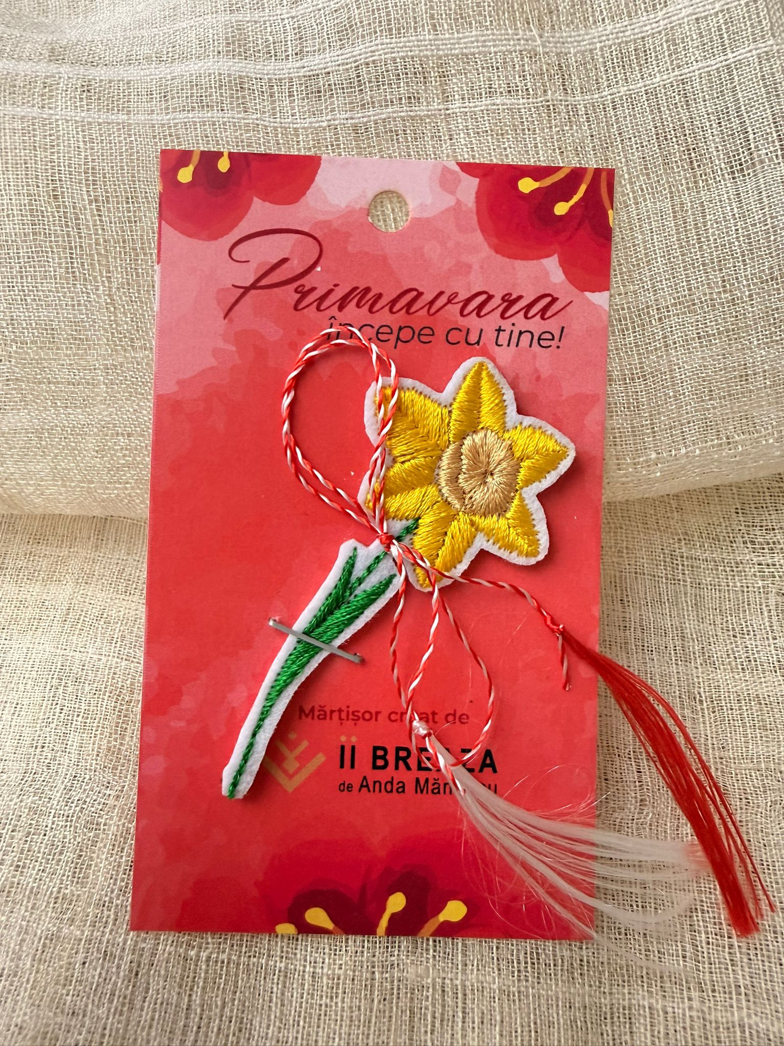 Mărțișor brodat în formă de narcisă