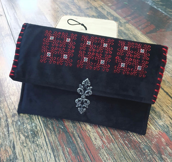 Geantă/ plic de catifea cu broderie tradițională și detalii handmade