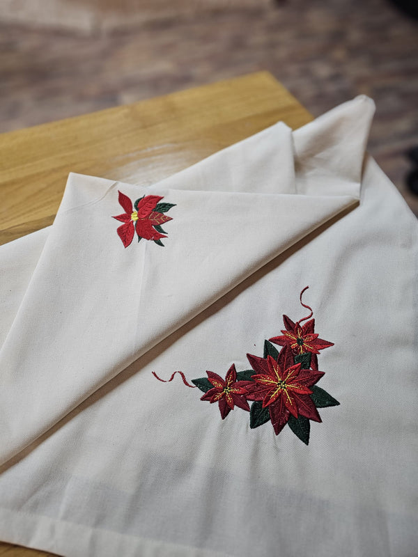 Față de masă pătrată (150 x 150 cm), brodată cu crăciunițe