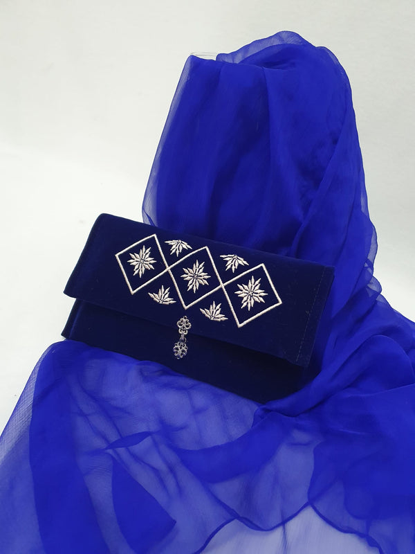 Geantă/ plic de catifea albastru regal, cu simbolul trafițional brodat