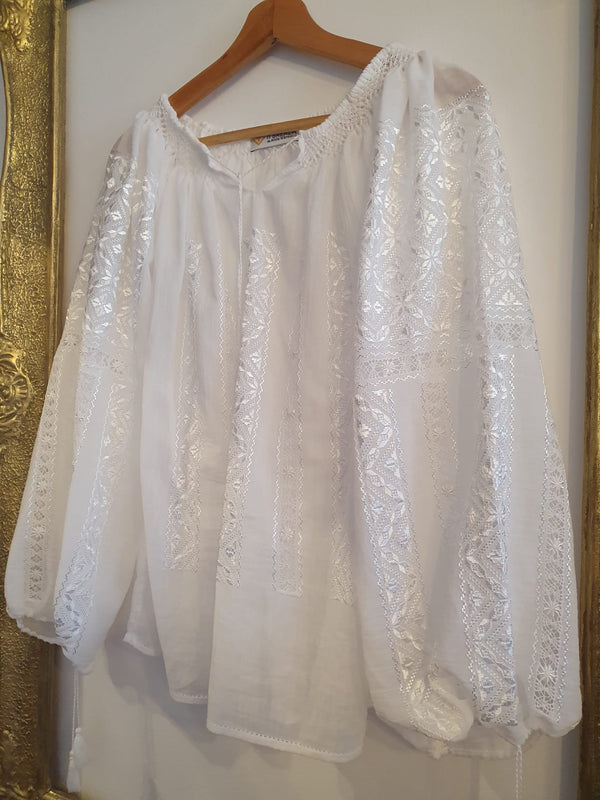 IE tradițională de Breaza, brodată manual cu mătase, model ”Buclavaua mică cu urzitură spic”