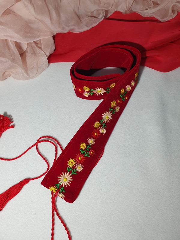 Brâu brodat cu simboluri florale, pe material catifea roșie