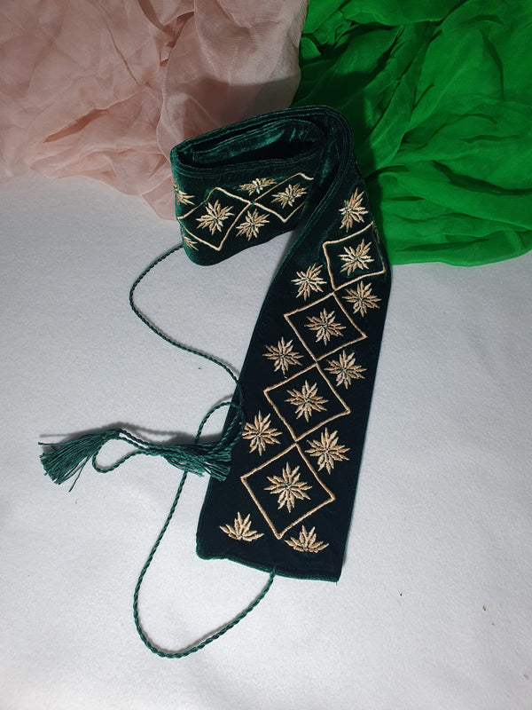 Brâu brodat cu modelul ”Steaua cu 16 țăpi” pe material catifea verde smarald