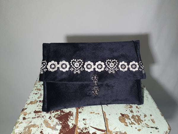 Gentuță/ plic din catifea neagră, cu broderie