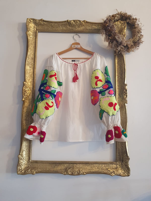 IE Vintage cu broderie florală cu ac persan