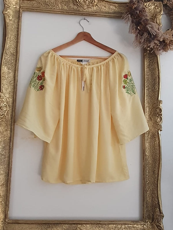 Bluză Tradițională Brodată cu Flori stilizate – Eleganță Autentică pentru Vară