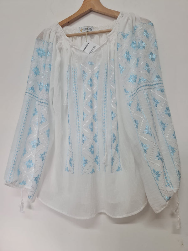 IE brodată manual, cu simbolul Steaua cu 16 țăpi, mătase bleu