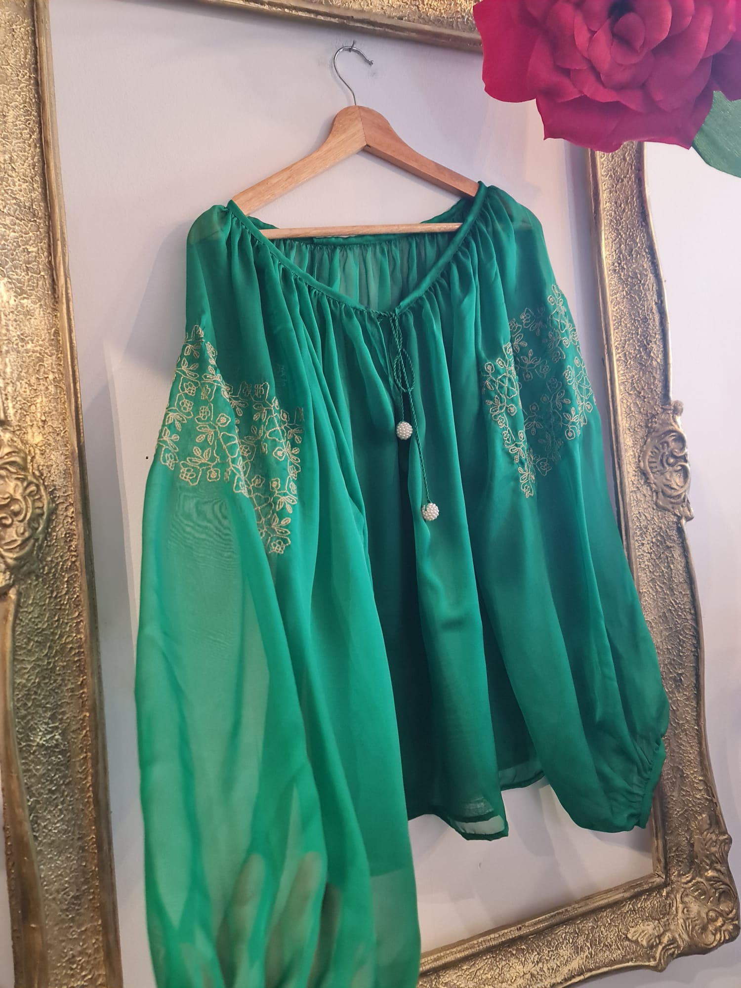 Bluză „Pure Silk” – Eleganță și Tradiție în Fiecare Fir