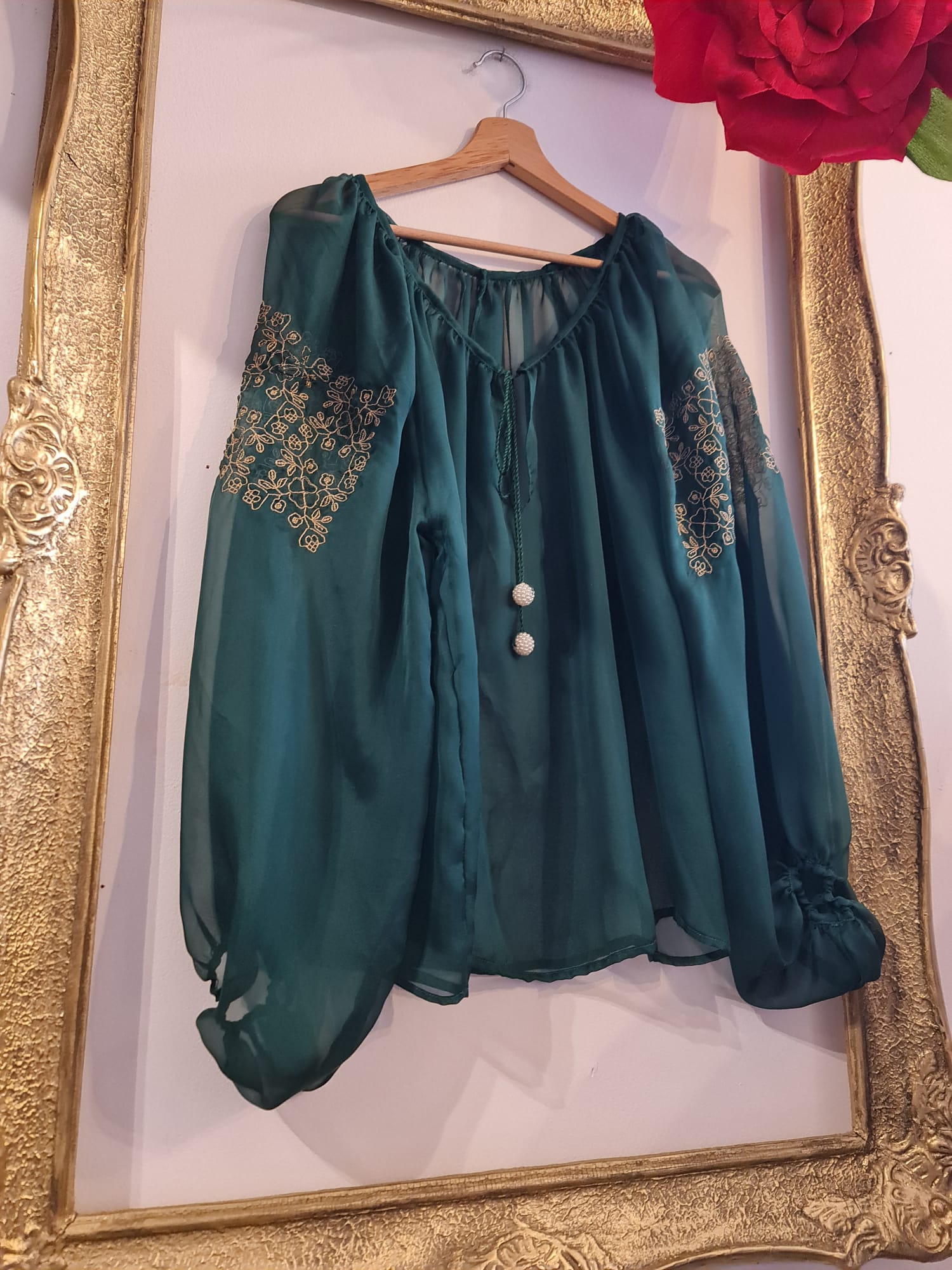 Bluză „Pure Silk” Verde Brad– Eleganță și Tradiție în Fiecare Fir