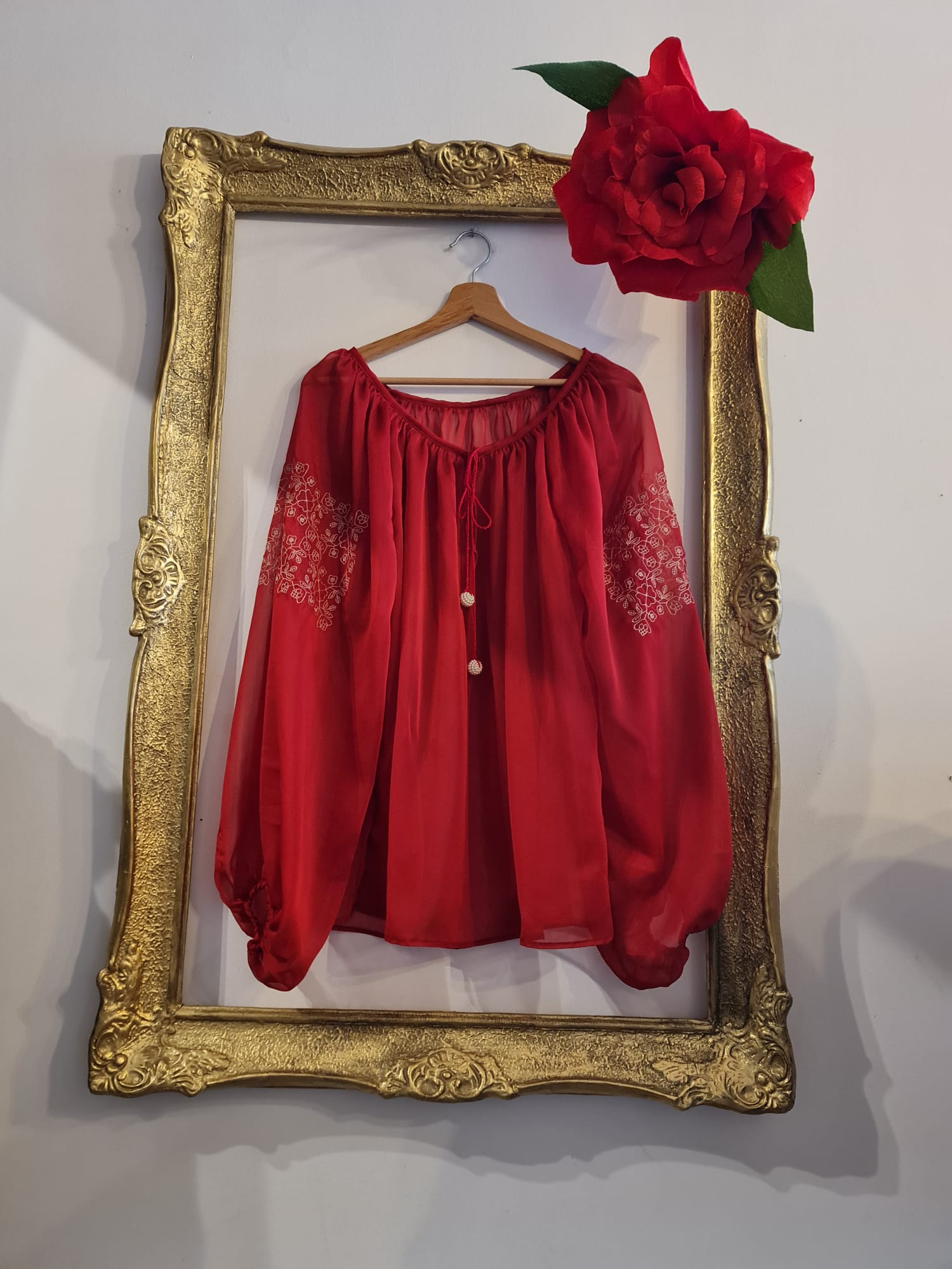 Bluză „Pure Silk” Roșu Senzual – Eleganță și Tradiție în Fiecare Fir