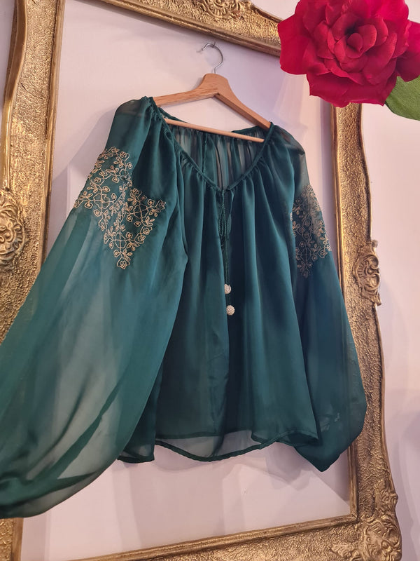 Bluză „Pure Silk” Verde Brad– Eleganță și Tradiție în Fiecare Fir