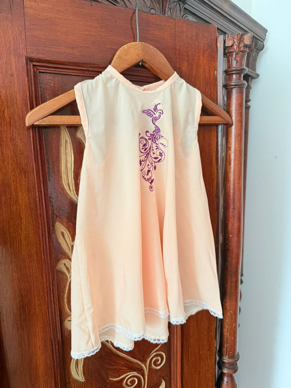 Rochiță de fetiță brodată cu Pasărea Phoenix