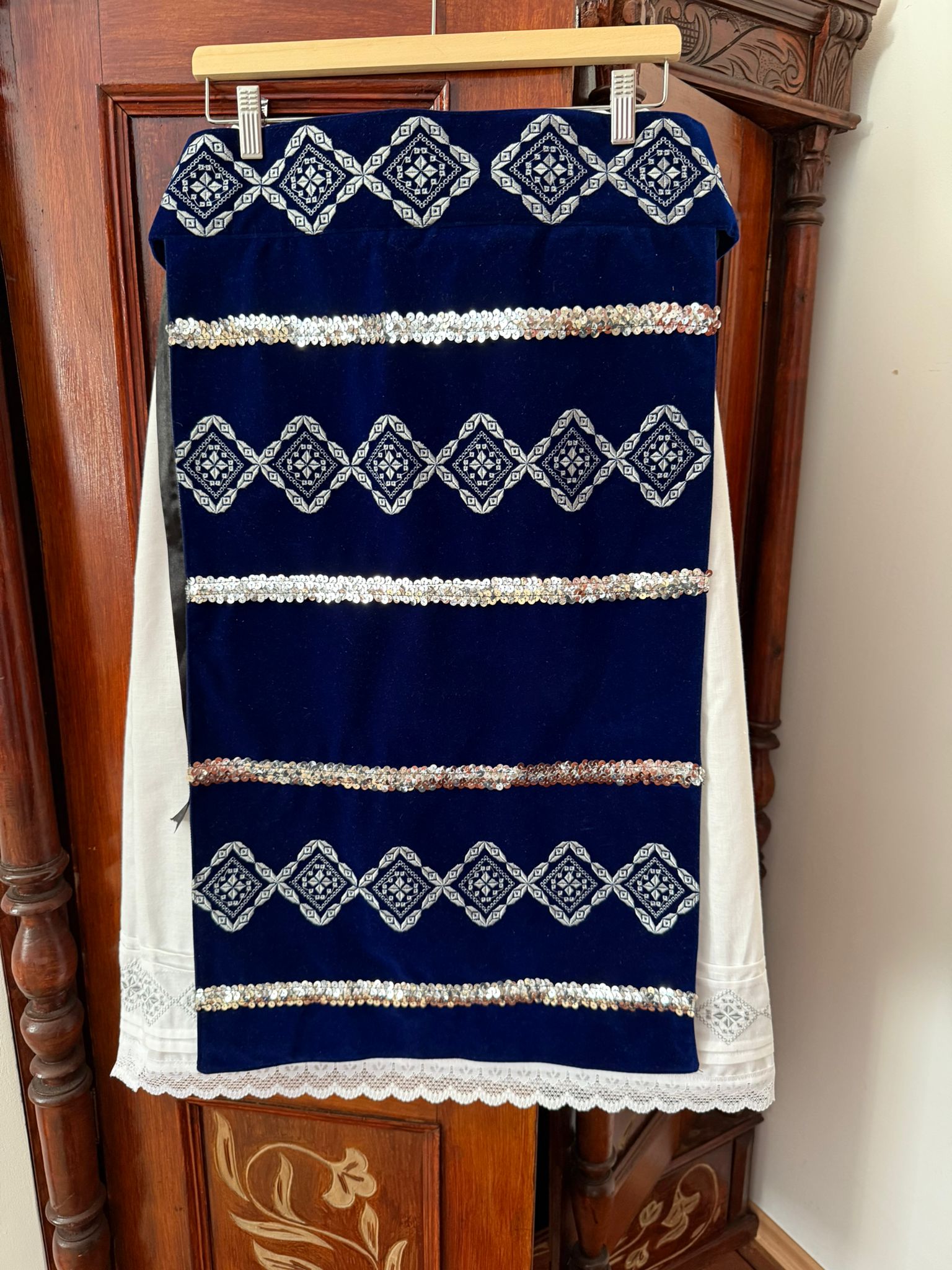 Șorturi albastru regal, brodate și asortate cu paiete