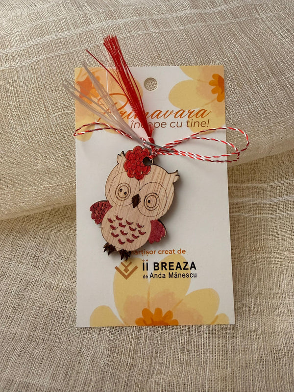 Mărțișor Bufniță drăguță, din lemn, gravat si colorat cu simbolul înțelepciunii, intuiției și protecției