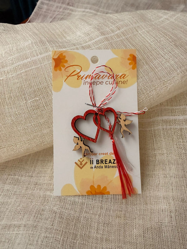 Mărțișor „Iubire” – Două inimi susținute de îngerași