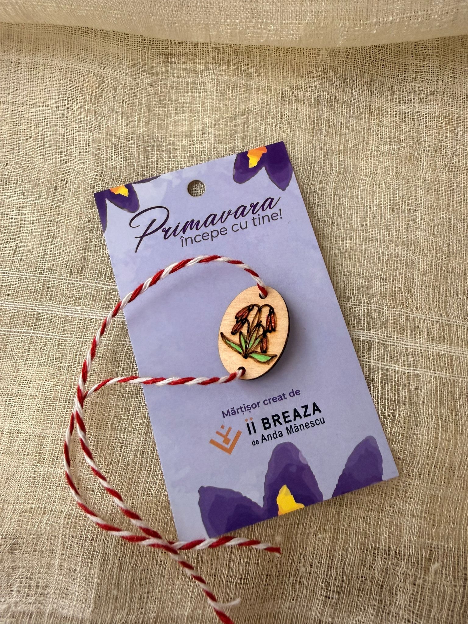 Brățară / Mărțișor cu pandantiv din lemn – Ghiocel gravat și colorat