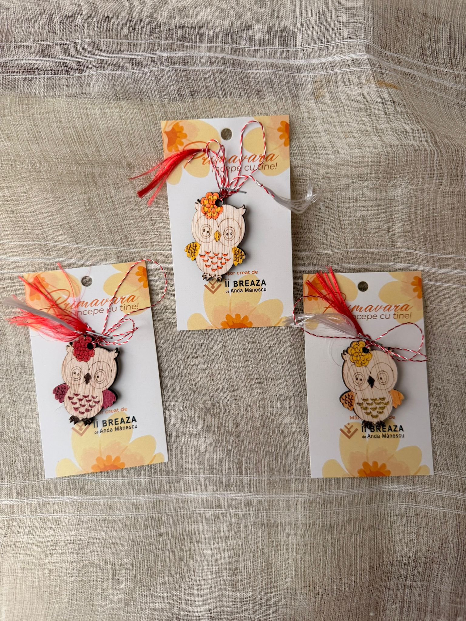 Mărțișor Bufniță drăguță, din lemn, gravat si colorat cu simbolul înțelepciunii, intuiției și protecției