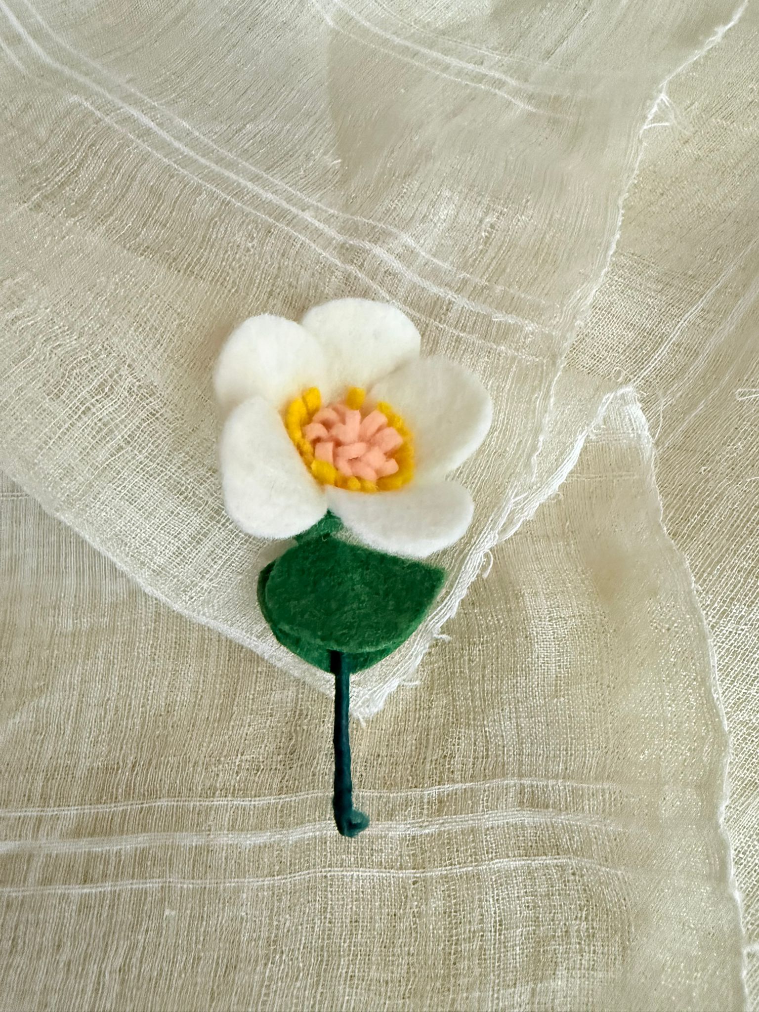 Broșă - floare din fetru