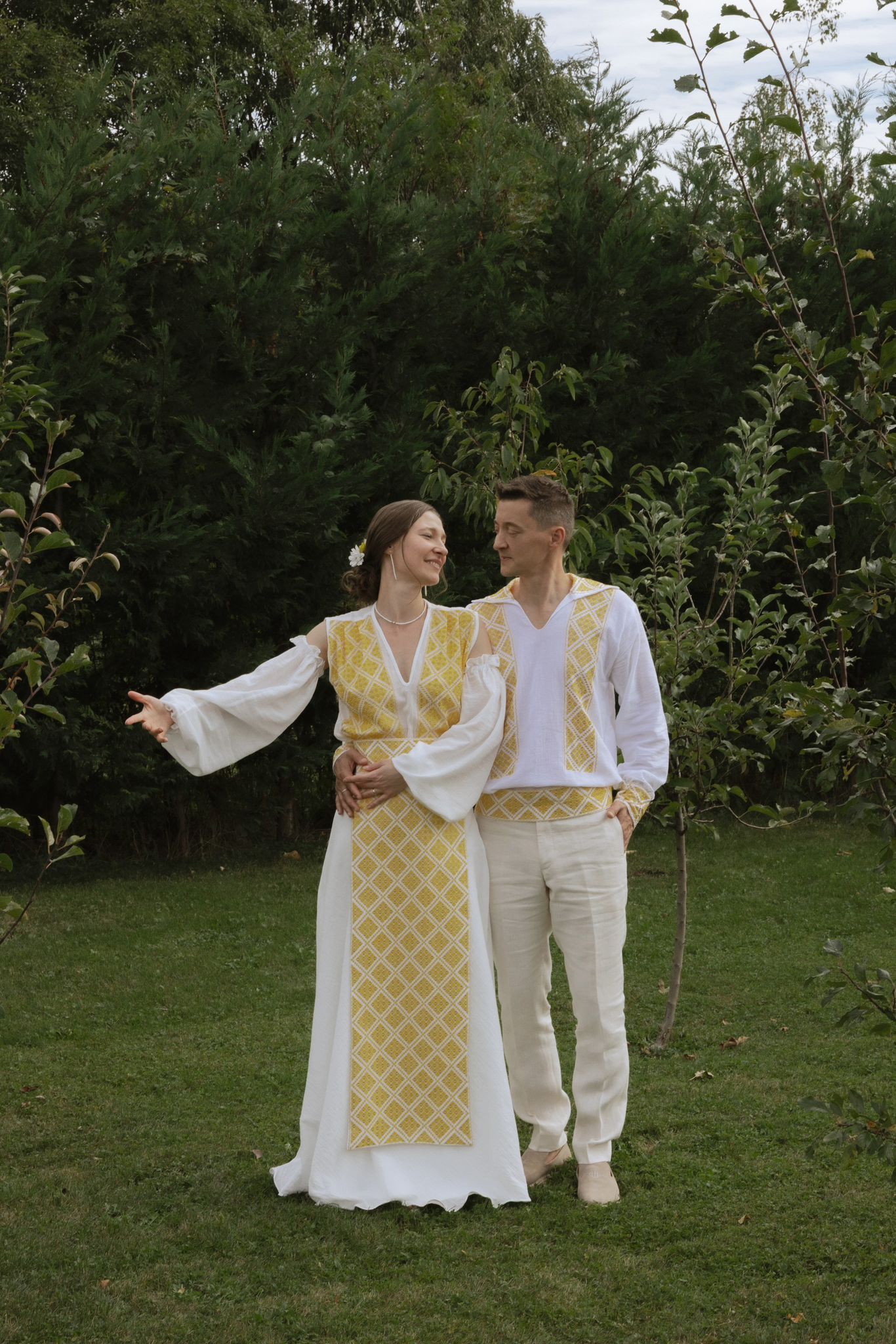 Rochie de mireasă, brodată manual cu modelul ”Buclavaua Mare”