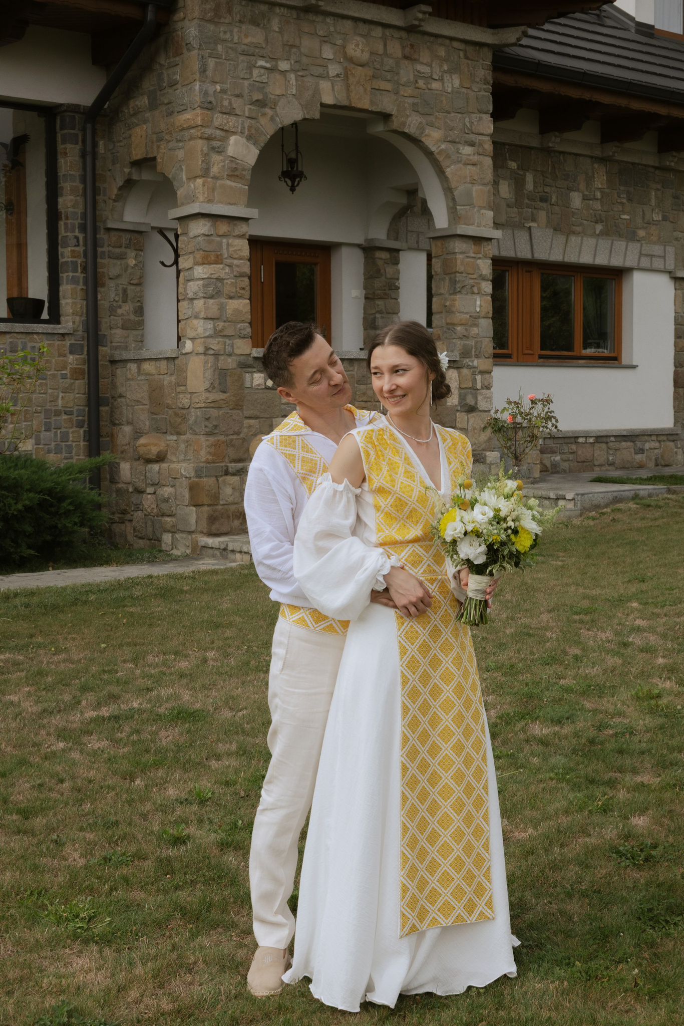 Rochie de mireasă, brodată manual cu modelul ”Buclavaua Mare”