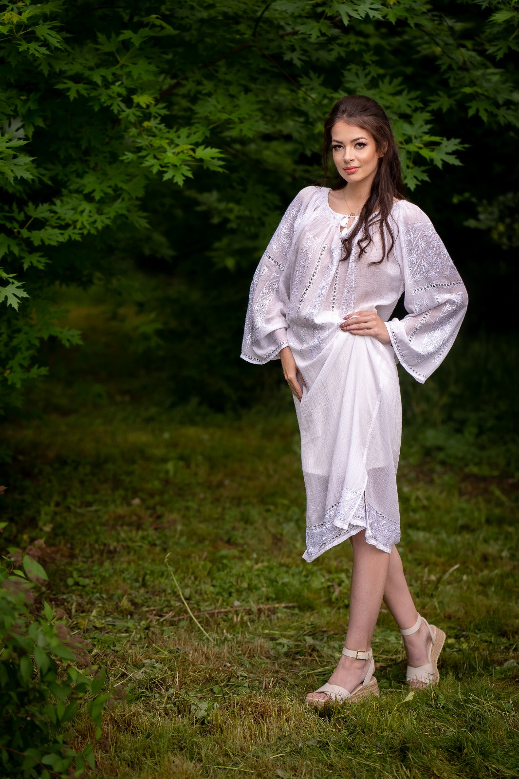 Rochie de mireasă brodată manual ”Suveicuța”