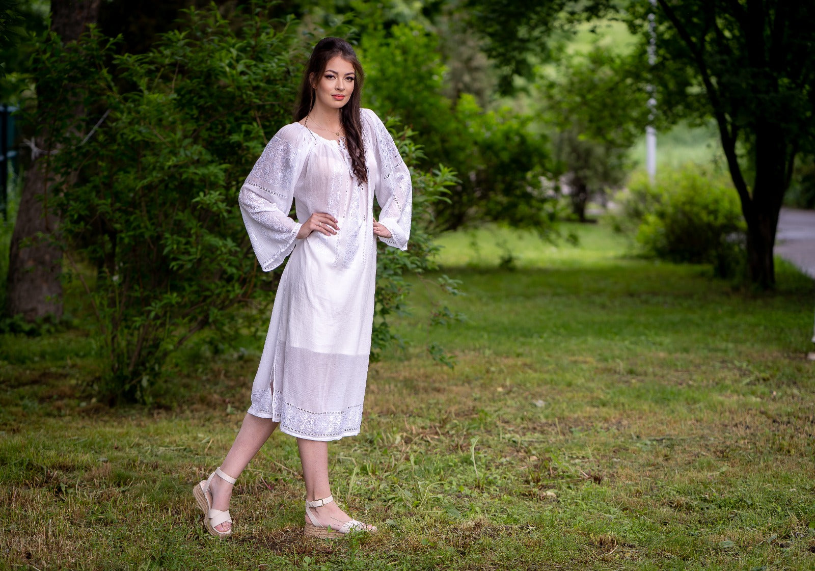 Rochie de mireasă brodată manual ”Suveicuța”