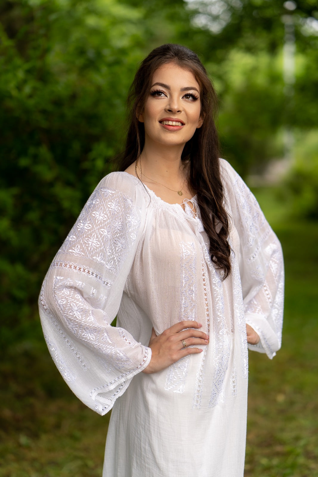 Rochie de mireasă brodată manual ”Suveicuța”