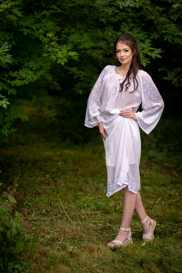 Rochie de mireasă brodată manual ”Suveicuța”