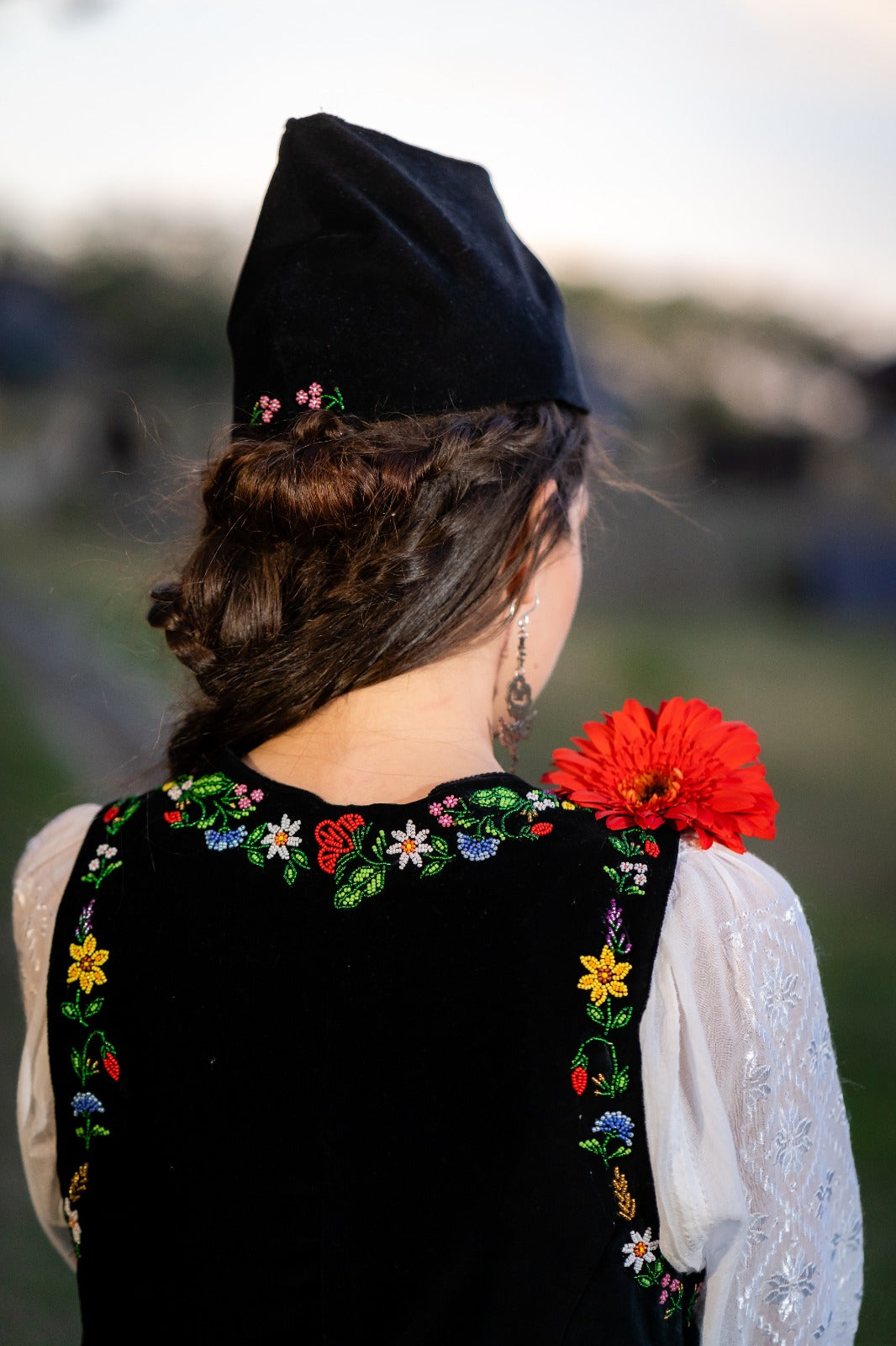 Compleu rochie brodată manual și vestă brodată cu mărgele, ”Veșnicie”