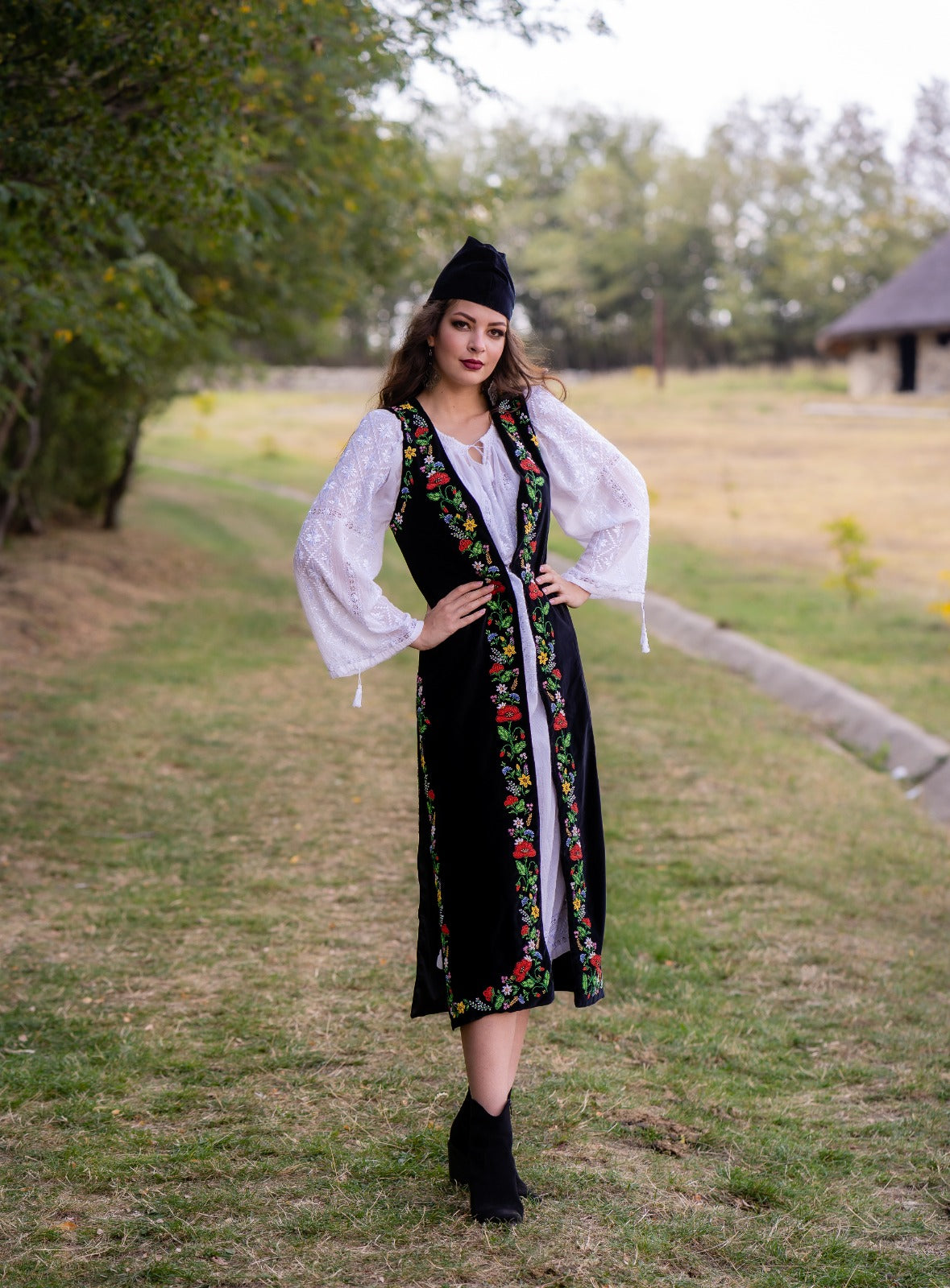 Compleu rochie brodată manual și vestă brodată cu mărgele, ”Veșnicie”