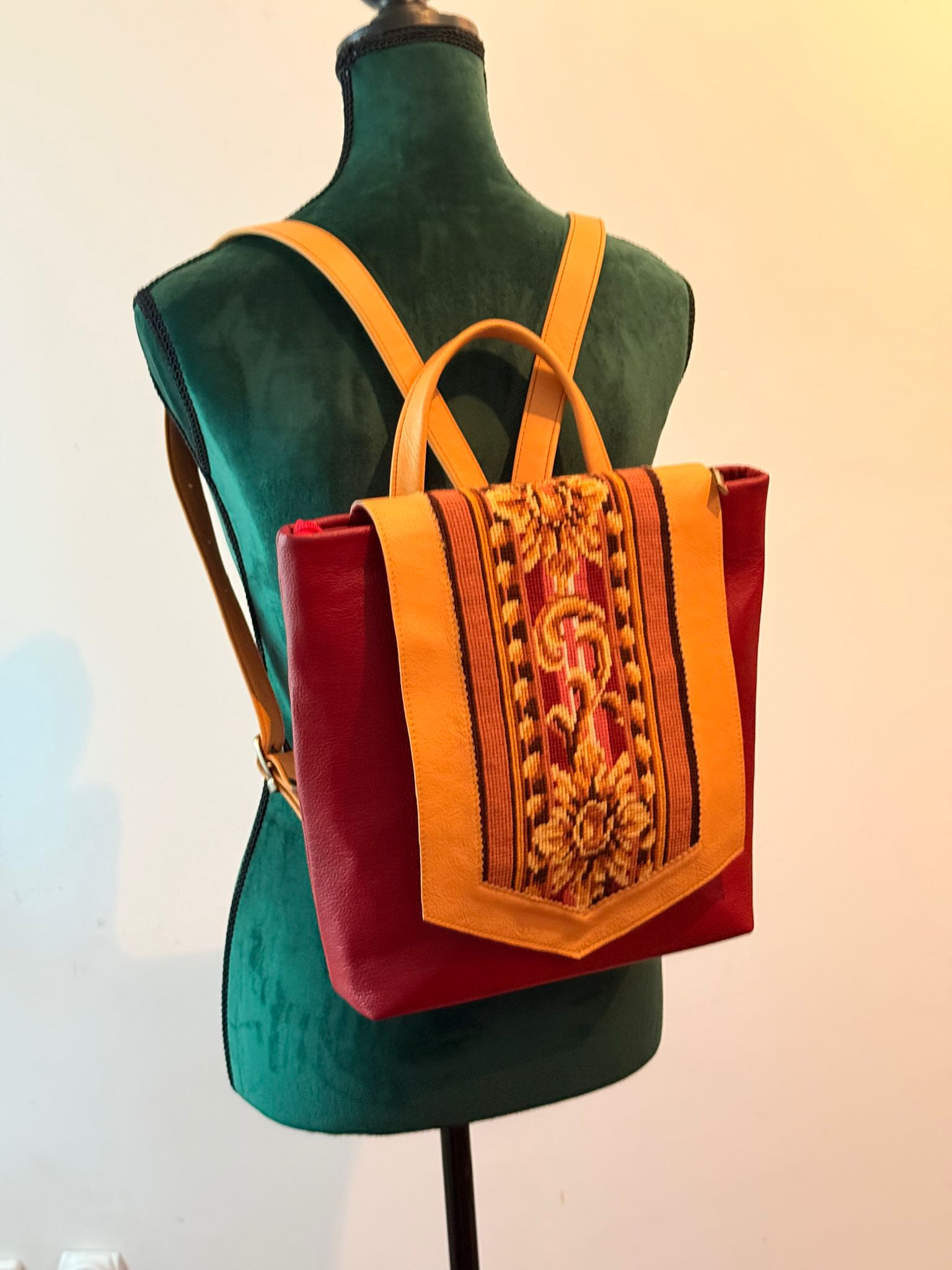 Rucsac din piele cu aplicație goblen