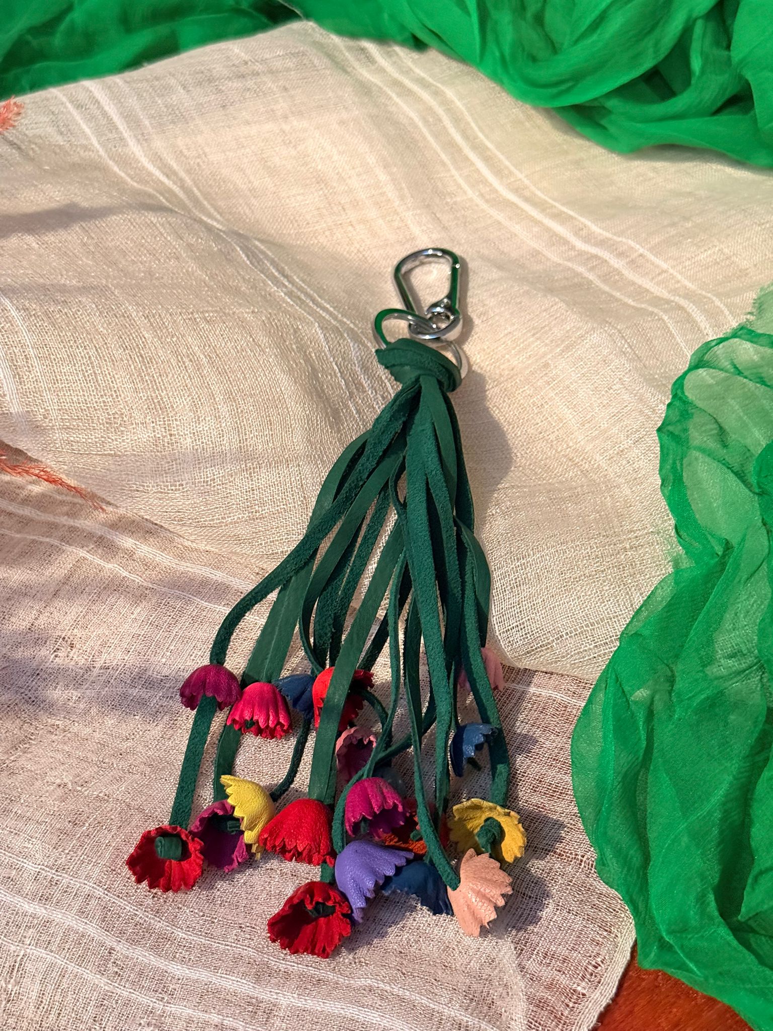 Breloc din piele cu buchet de flori - handmade
