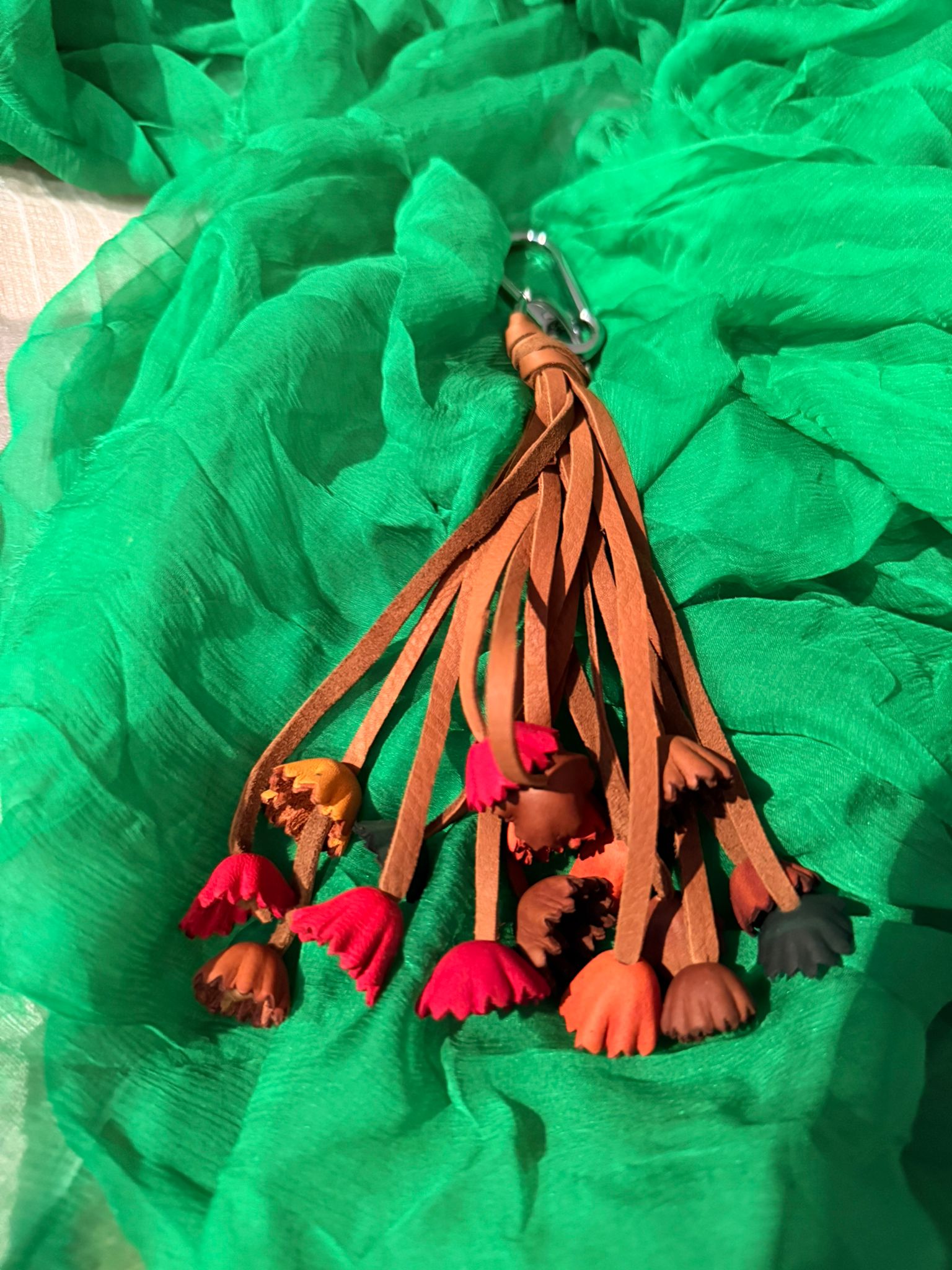 Breloc din piele cu buchet de flori - handmade