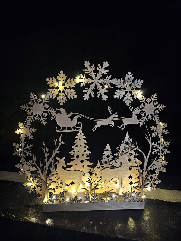 Decorațiune în spiritul Crăciunului, coroniță luminată, realizată din lemn