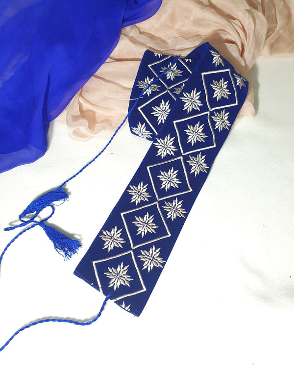 Brâu model ”Steaua cu 16 țăpi” brodat pe catifea bleumarin regal