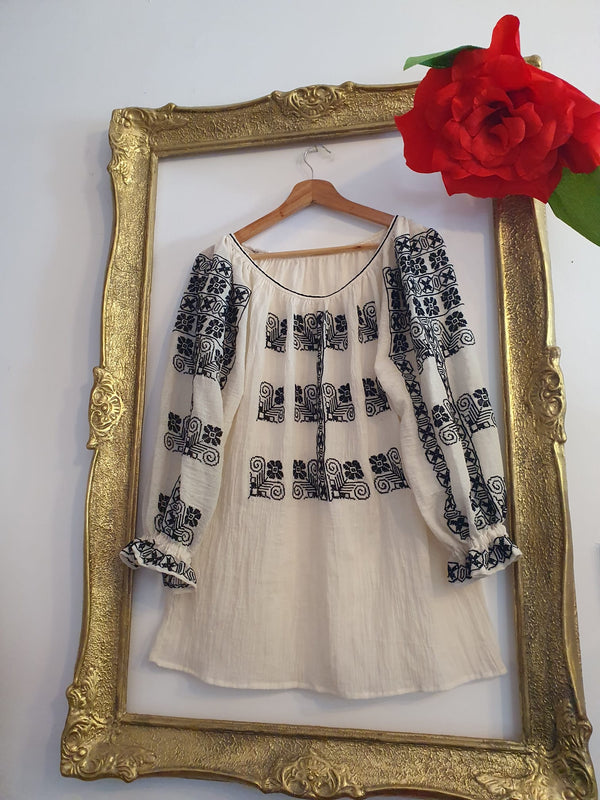 IE Tradiționala de Breaza, model Morișca, broderie manuală