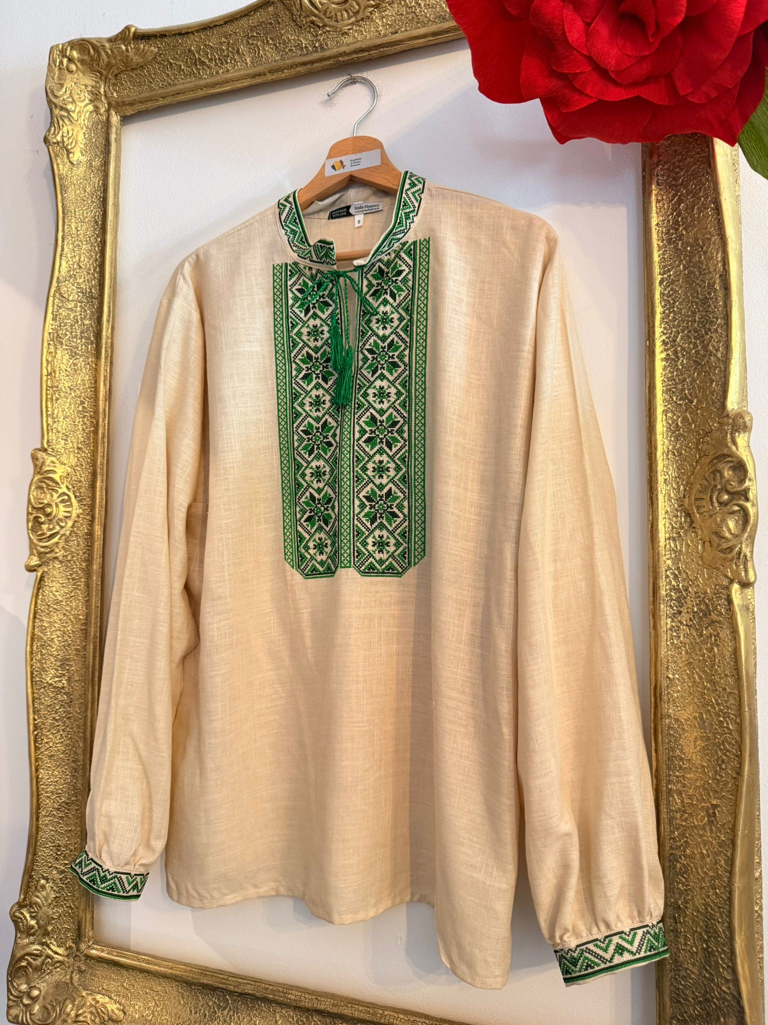 Cămașă bărbătească tradițională – Eleganță autentică, cusută cu măiestrie cu nuanțe de verde