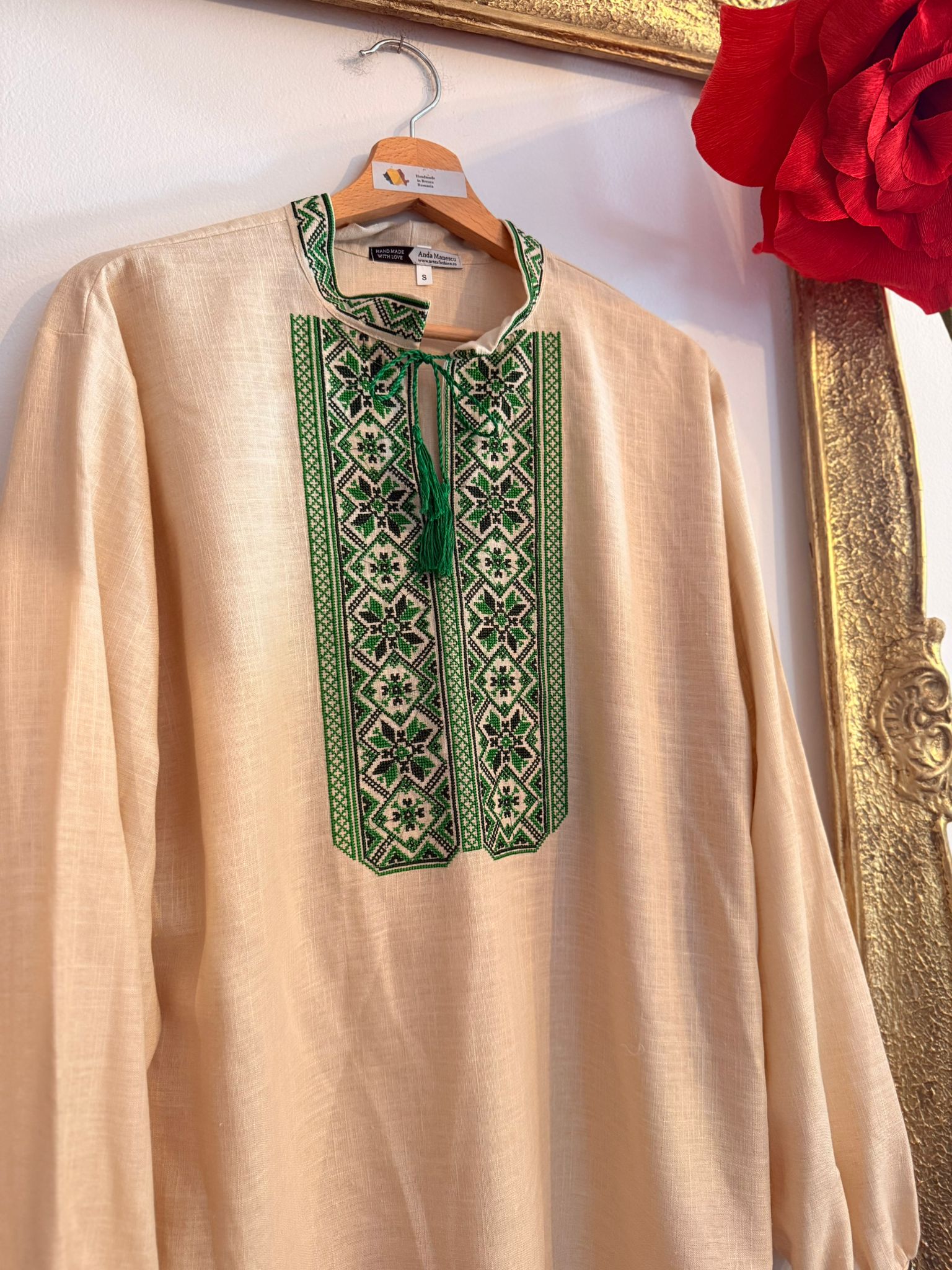 Cămașă bărbătească tradițională – Eleganță autentică, cusută cu măiestrie cu nuanțe de verde