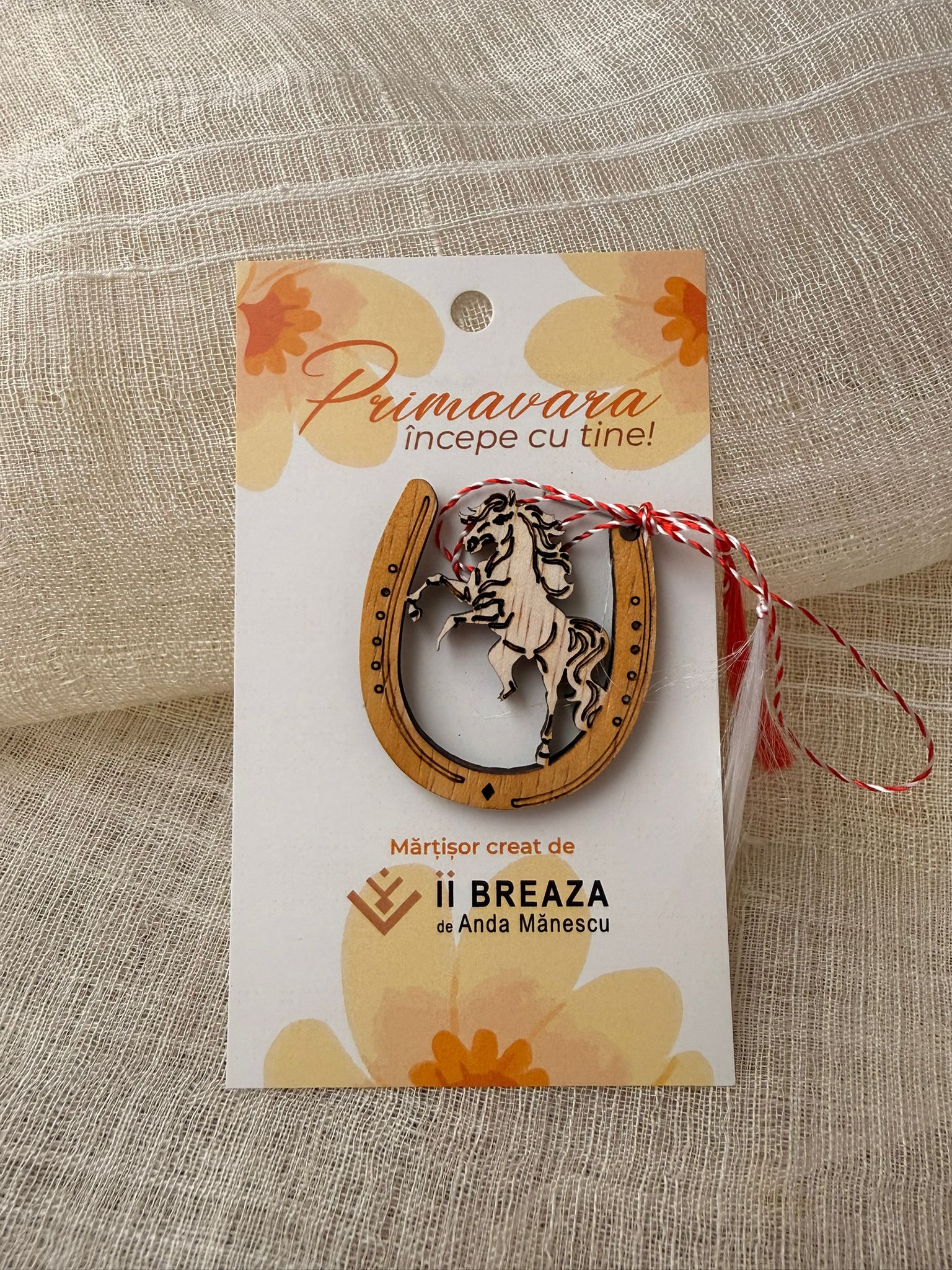 Mărțișor Potcoavă cu Cal – simbol al norocului, forței și protecției.