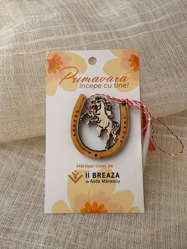 Mărțișor Potcoavă cu Cal – simbol al norocului, forței și protecției.