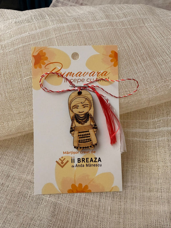 Mărțișor din lemn cu model ”Fată în port popular”, ca simbol al feminității, al tradiției și al rădăcinilor românești