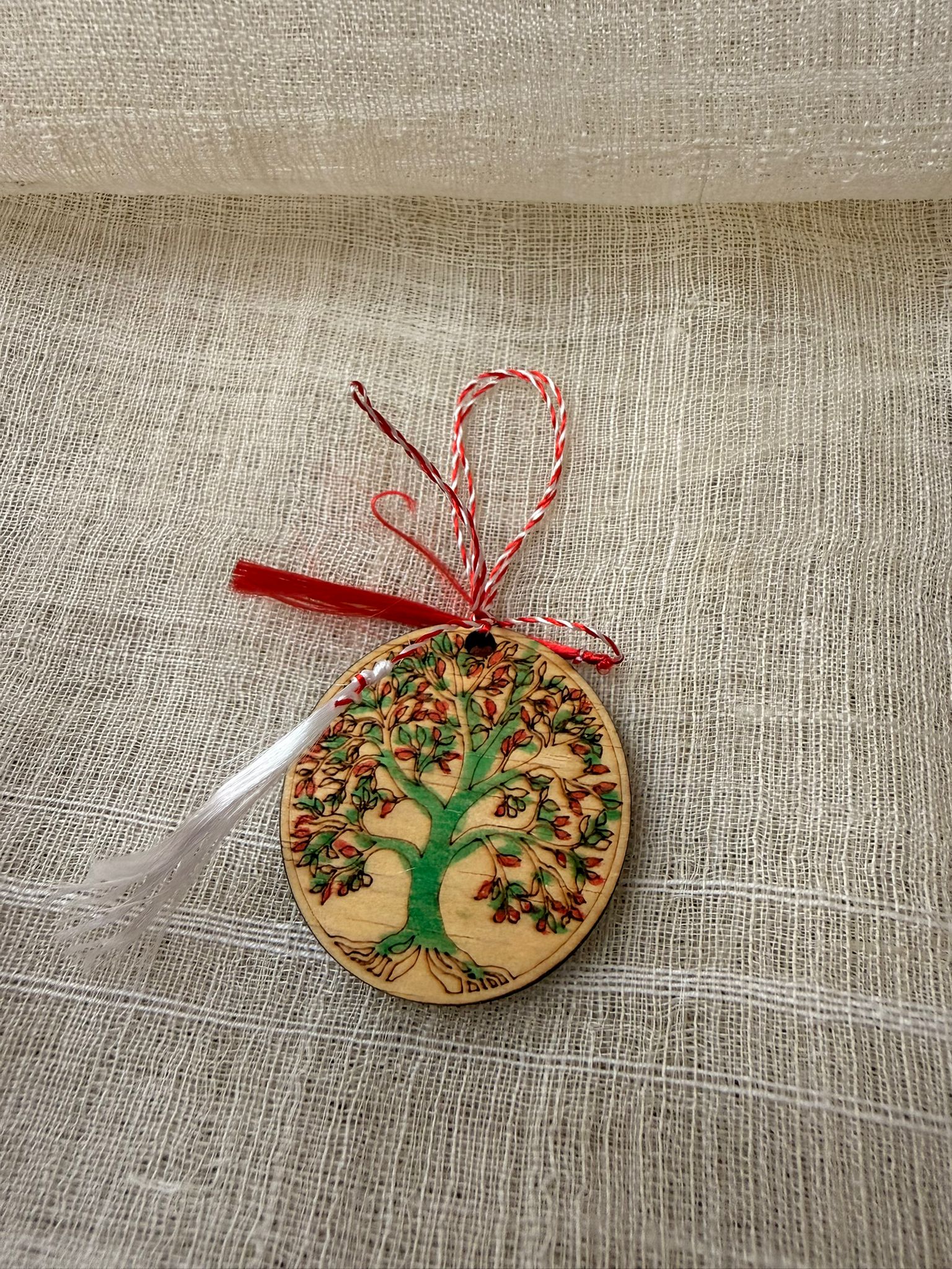 Mărțișor „Pomul Vieții” din lemn – simbol al armoniei și renașterii