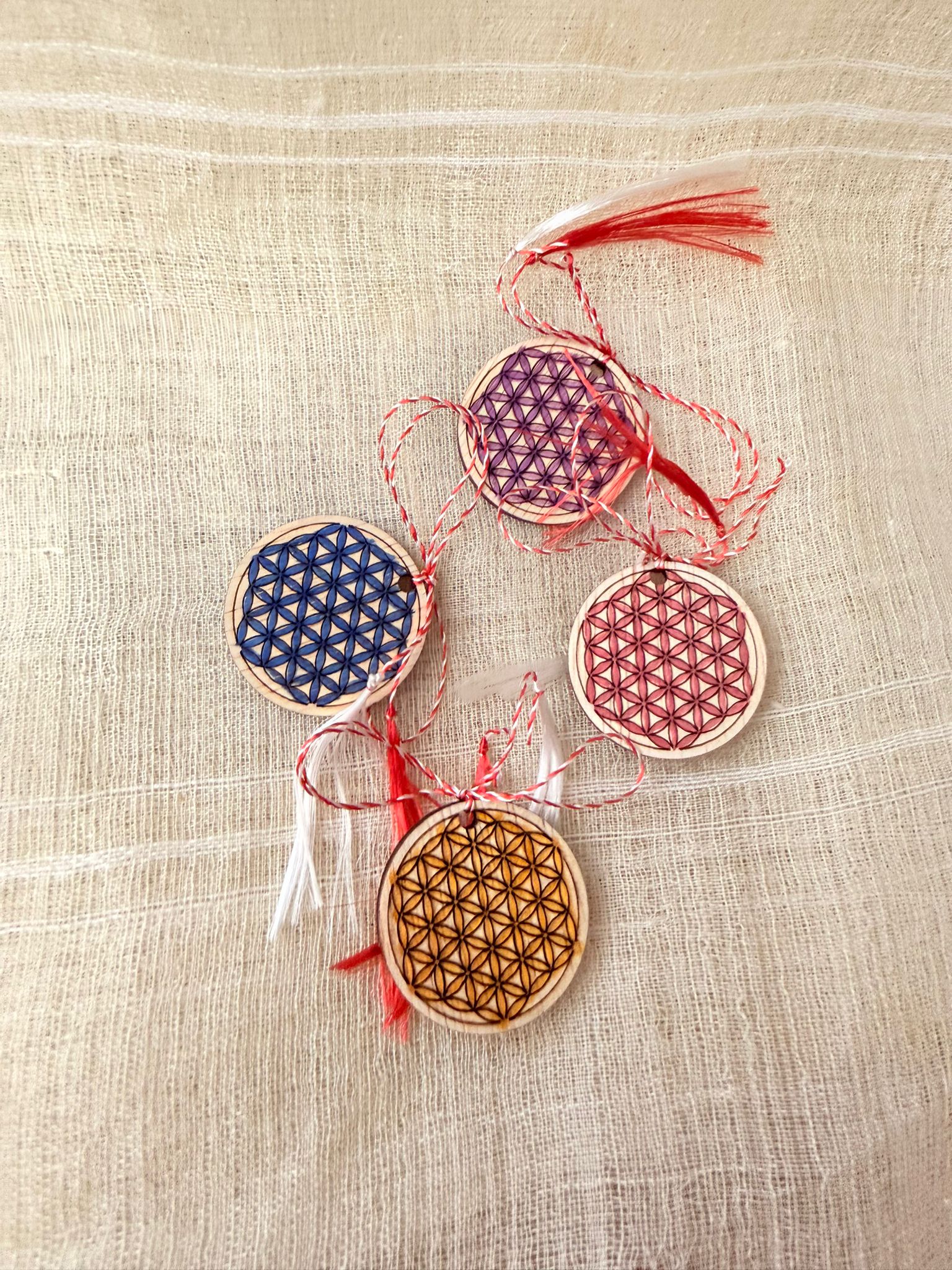 Mărțișor - Floarea Vieții pictată pe lemn