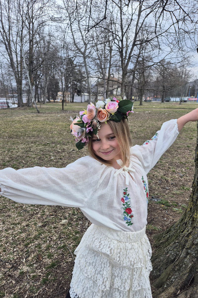 Bluză gen ie de fetița cu buchet de flori