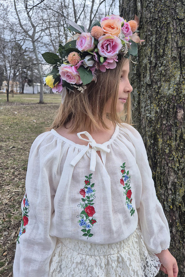 Bluză gen ie de fetița cu buchet de flori